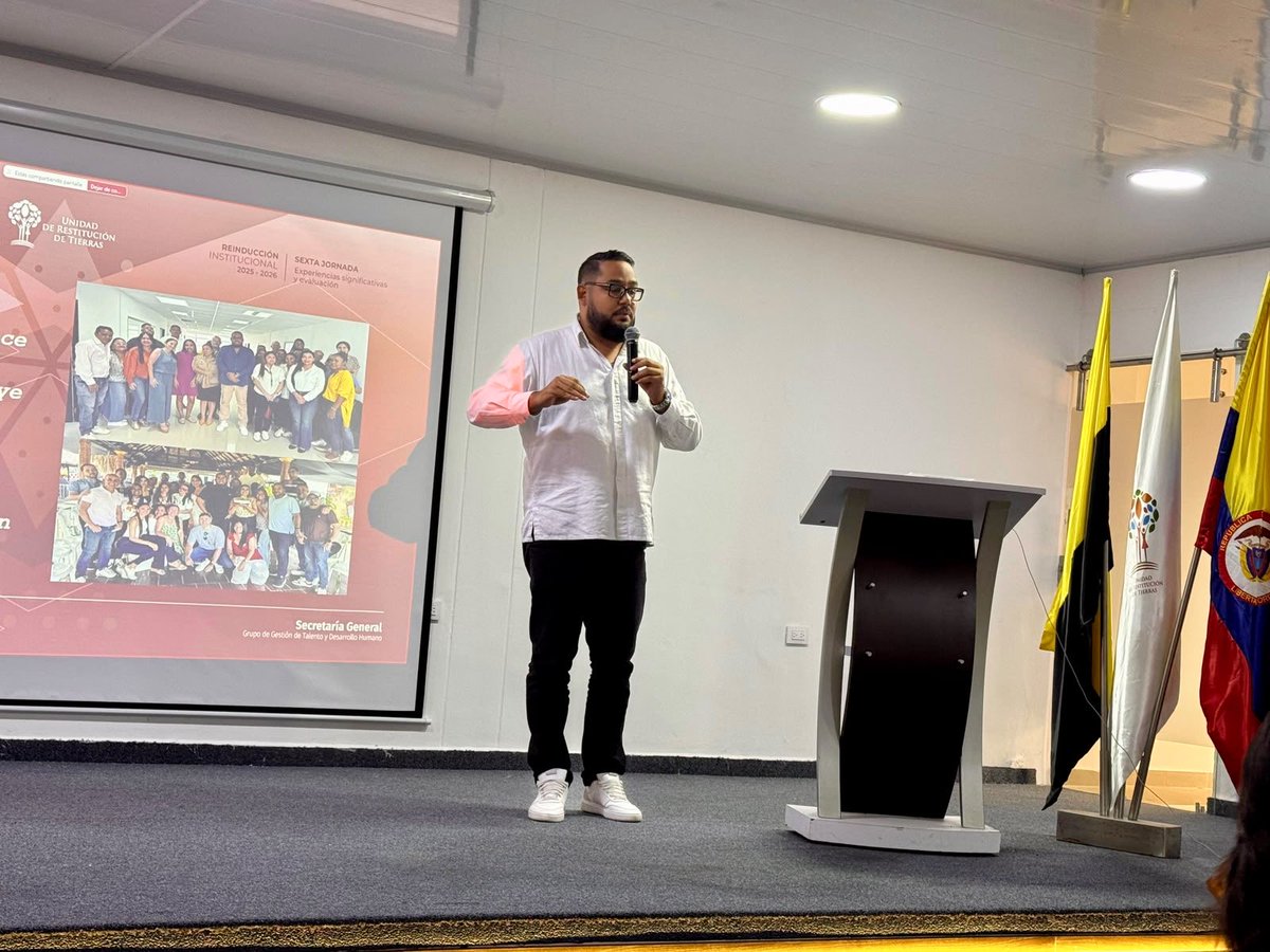URestitucion's tweet photo. 📍Desde Barrancabermeja, el director de la territorial Bolívar-Sucre, Daniel Florez, presentó un informe de gestión durante la sexta jornada de Reinducción Institucional, una estrategia impulsada desde la Secretaría General de la #URT.                                               

✅ Se presentaron los logros y avances desde la territorial en las distintas etapas de los procesos de restitución de tierras, considerando diversas perspectivas, tales como el enfoque diferencial, el impacto en la ruta campesina 👩‍🌾 y los resultados en materia de enfoque étnico.                                                     

Reafirmamos el compromiso institucional con el cumplimiento y la dignificación de las comunidades víctimas del conflicto en el país.                         

#ConDignidadCumplimos