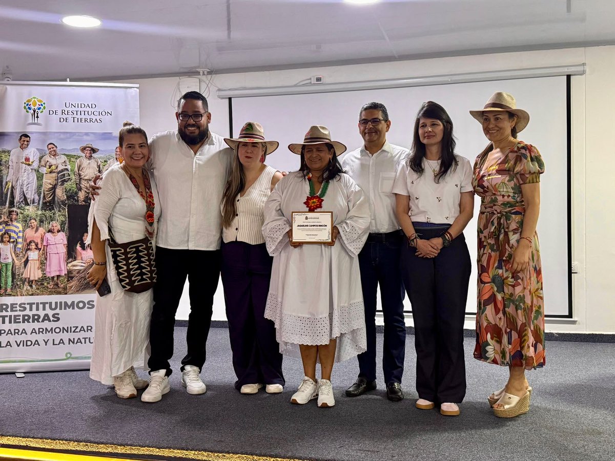 URestitucion's tweet photo. 📍Desde Barrancabermeja, el director de la territorial Bolívar-Sucre, Daniel Florez, presentó un informe de gestión durante la sexta jornada de Reinducción Institucional, una estrategia impulsada desde la Secretaría General de la #URT.                                               

✅ Se presentaron los logros y avances desde la territorial en las distintas etapas de los procesos de restitución de tierras, considerando diversas perspectivas, tales como el enfoque diferencial, el impacto en la ruta campesina 👩‍🌾 y los resultados en materia de enfoque étnico.                                                     

Reafirmamos el compromiso institucional con el cumplimiento y la dignificación de las comunidades víctimas del conflicto en el país.                         

#ConDignidadCumplimos