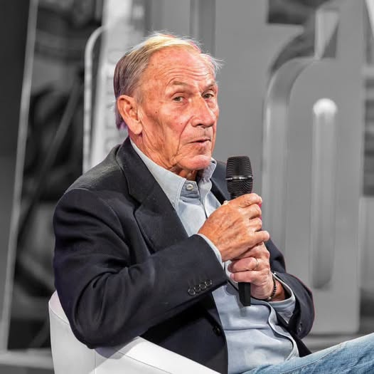 pierpi13's tweet photo. "Per anni e anni mi sono sentito dire: parla lui che non ha mai vinto niente.
Un modo sprezzante per liquidarmi. Come se la verità si misurasse in scudetti e coppe. Vincere non è mai stata per me l’unica cosa che conta.
Ho all’attivo solo alcune promozioni, poco rispetto a molti altri miei colleghi, ma non li ho mai invidiati.
Non è vero che vince solo chi arriva primo.
Se hai una squadra in una serie inferiore e sei promosso, hai vinto.
Se hai una squadra da salvare e la salvi, hai vinto.
Se hai un giocatore con dei limiti e lo migliori fino a portarlo in Nazionale, hai vinto.
Se gli trovi un ruolo che non ricopriva prima ed esplode, hai vinto.
Se hai scoperto e puntato su giovani diventati talenti e campioni, hai vinto.”
Zdenek Zeman
