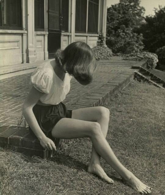 literlandweb1's tweet photo. "No podríamos vivir, a buen seguro, sin esos instantes de necesaria melancolía, sin la nostalgia. Porque un hombre o una mujer sin recuerdos deben parecerse mucho a un tronco hueco, recorrido por las hormigas y la lluvia".
Ana María Matute https://t.co/SHeEXyLqDh