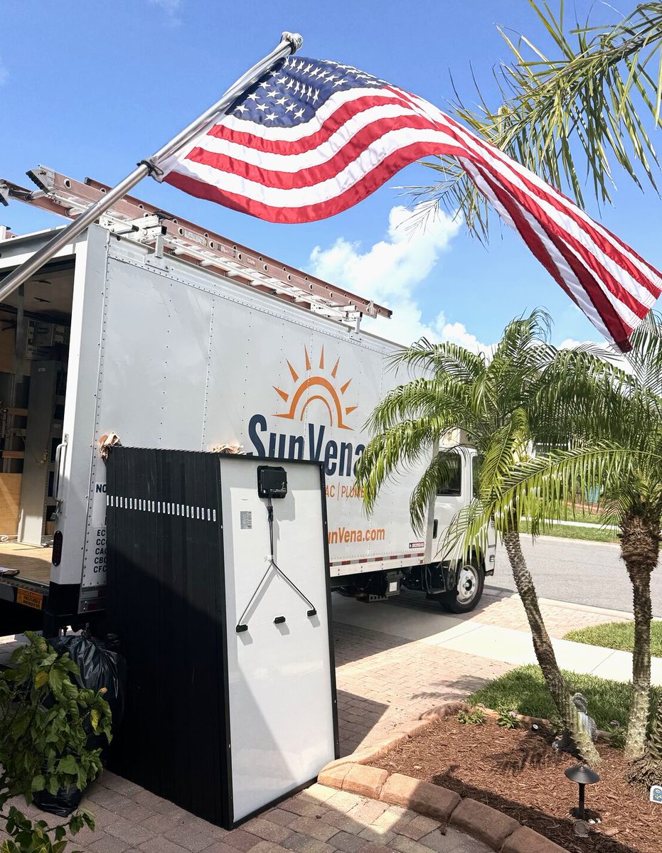 Qcells_NA's tweet photo. 🏡 When our team recommends Qcells, they trust it enough to put it on their own roof.

Our Key Account Manager, Nick Mobley, recently installed Qcells AC Modules + the new Q.HOME CORE G3 battery system, expertly installed by @SunVenaSolar. 

If you could choose one energy upgrade for your home, would it be solar, battery storage, or both? 👇