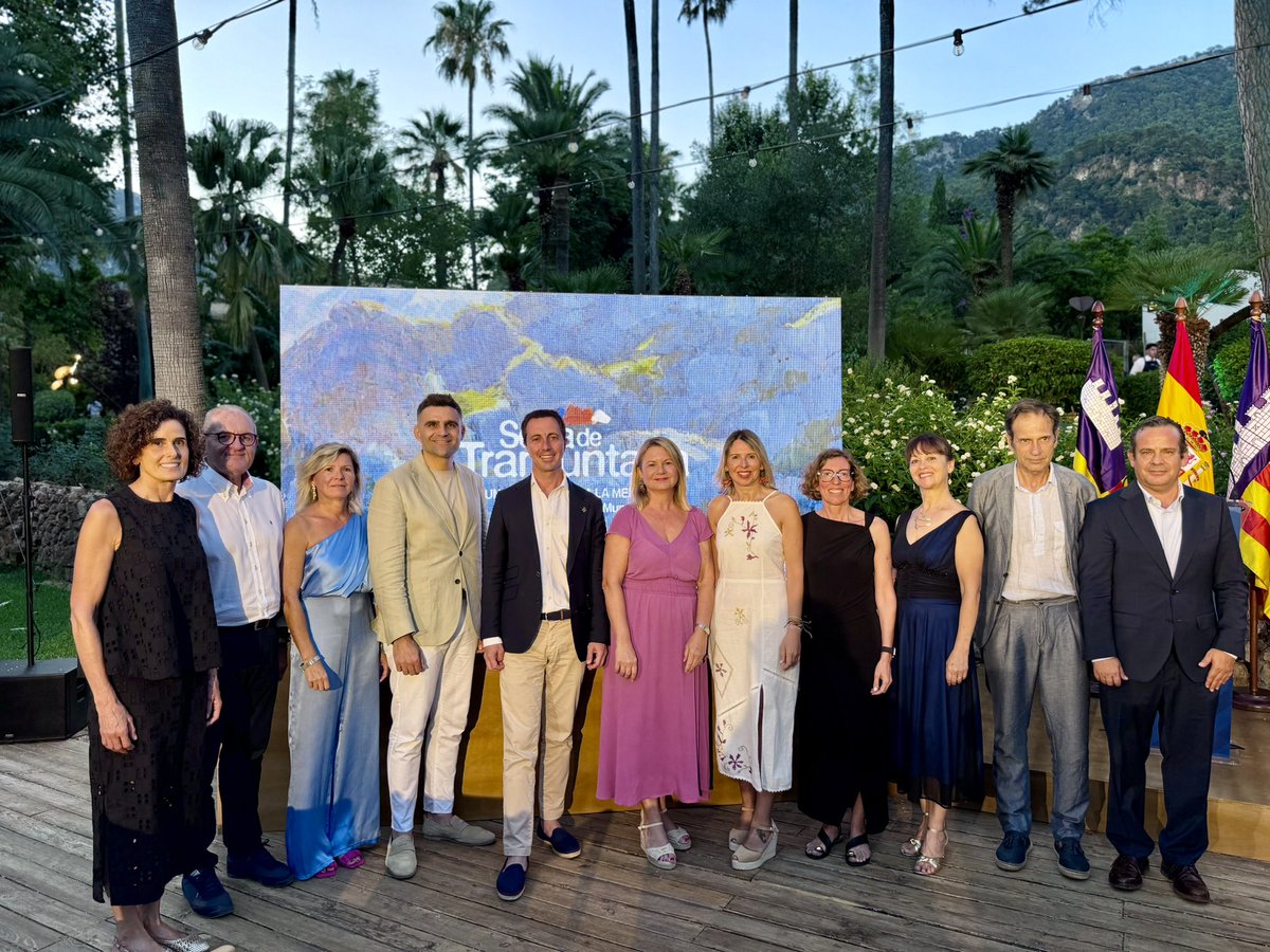 PPdeMallorca's tweet photo. ⛰️ La Serra de Tramuntana és molt més que un paisatge. És el llegat de totes les persones que, generació rere generació, l’han cuidada, transformada i mantinguda viva.

Avui hem assistit a un emotiu acte d’homenatge a dotze persones estretament vinculades a la Serra, en reconeixement a la seva dedicació i al seu compromís amb aquest patrimoni únic.

💙 Perquè darrere cada marge, cada olivera i cada camí hi ha homes i dones que han fet possible que avui la Serra sigui Patrimoni Mundial.