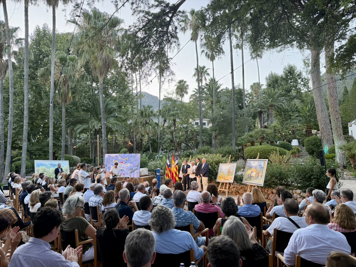 PPdeMallorca's tweet photo. ⛰️ La Serra de Tramuntana és molt més que un paisatge. És el llegat de totes les persones que, generació rere generació, l’han cuidada, transformada i mantinguda viva.

Avui hem assistit a un emotiu acte d’homenatge a dotze persones estretament vinculades a la Serra, en reconeixement a la seva dedicació i al seu compromís amb aquest patrimoni únic.

💙 Perquè darrere cada marge, cada olivera i cada camí hi ha homes i dones que han fet possible que avui la Serra sigui Patrimoni Mundial.