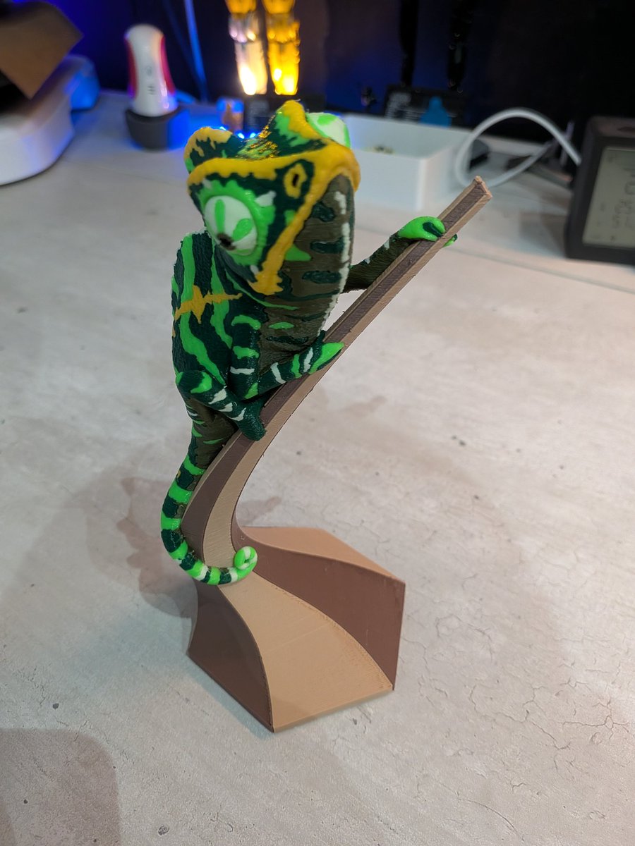 3DMonkeyNL's tweet photo. 35 hours, 6375 tool changes, only cleaned up some stringing. No issues with the INDX at all. Amazing tool changing system. Printed on the Prusa Core One with the bondtech INDX @Prusa3D @BondtechAB https://t.co/mUszMatfmq