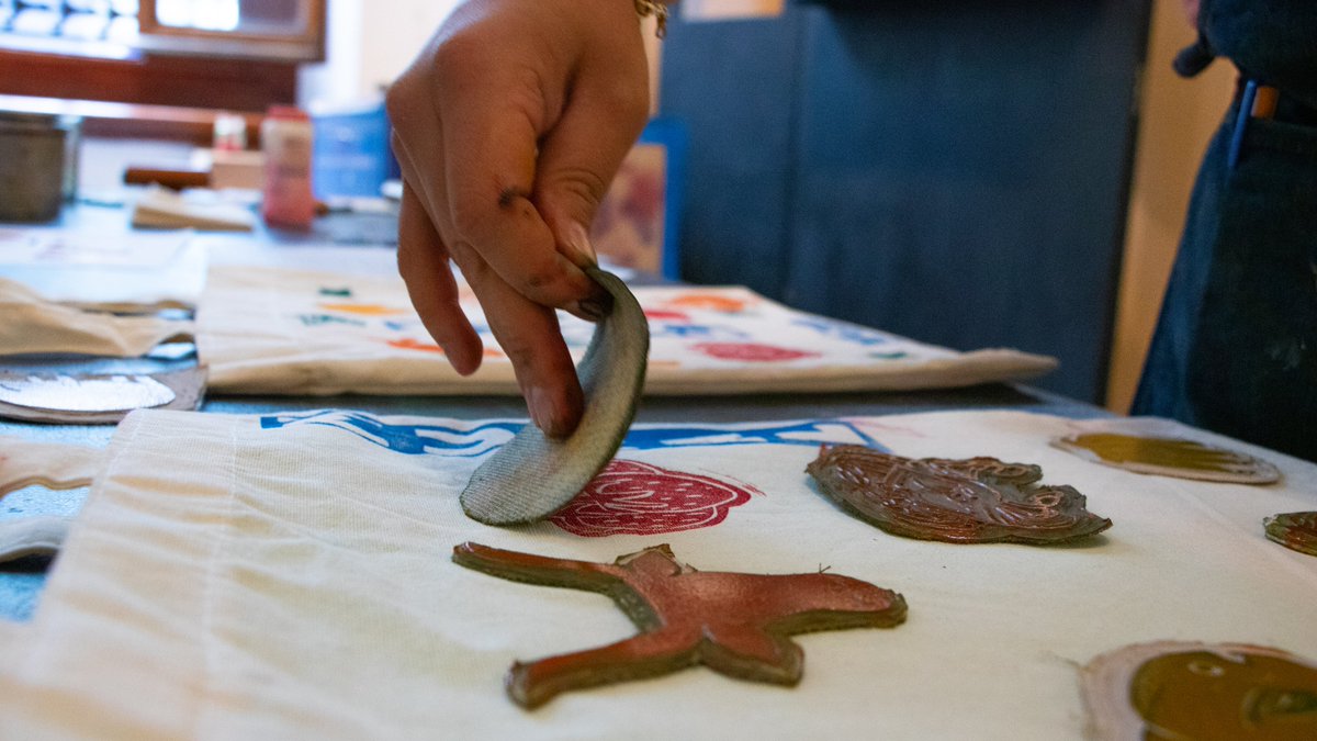 MUNALmx's tweet photo. ¡Ven y estampa tu propia bolsa con el arte del MUNAL!

Diseña una pieza única inspirada en "México: ruta y destino" 🇲🇽🧳🏖

📍 Laboratorio de Arte
📅 Viernes, sábados y domingos
🕰️ 12 a 15 h
🎟️ Donativo: 70 pesos https://t.co/Qkye5RhAJm