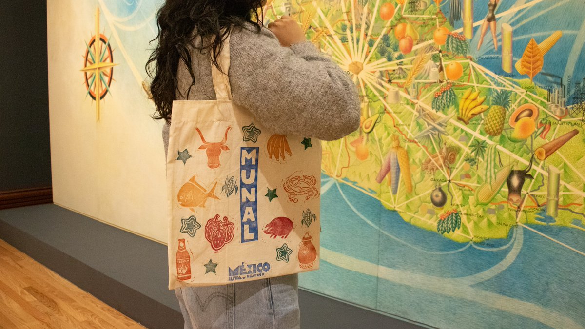 MUNALmx's tweet photo. ¡Ven y estampa tu propia bolsa con el arte del MUNAL!

Diseña una pieza única inspirada en "México: ruta y destino" 🇲🇽🧳🏖

📍 Laboratorio de Arte
📅 Viernes, sábados y domingos
🕰️ 12 a 15 h
🎟️ Donativo: 70 pesos https://t.co/Qkye5RhAJm