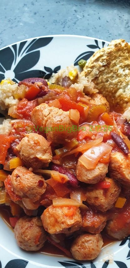 VeganBigBro's tweet photo. What was on the #vegan plate tonight?
Chilli Non-Carne over Vegetable Fried Rice, served with Ikea 'Gånglåt' shredded potato pancakes.
#VeganForTheAnimals #ItsEasy2bVegan #VeganFood #Vegan4Life #SvenskaVeganer #KeepDeathOffThePlate #HomeCooking #Vegaani https://t.co/HTfn0jXWCJ