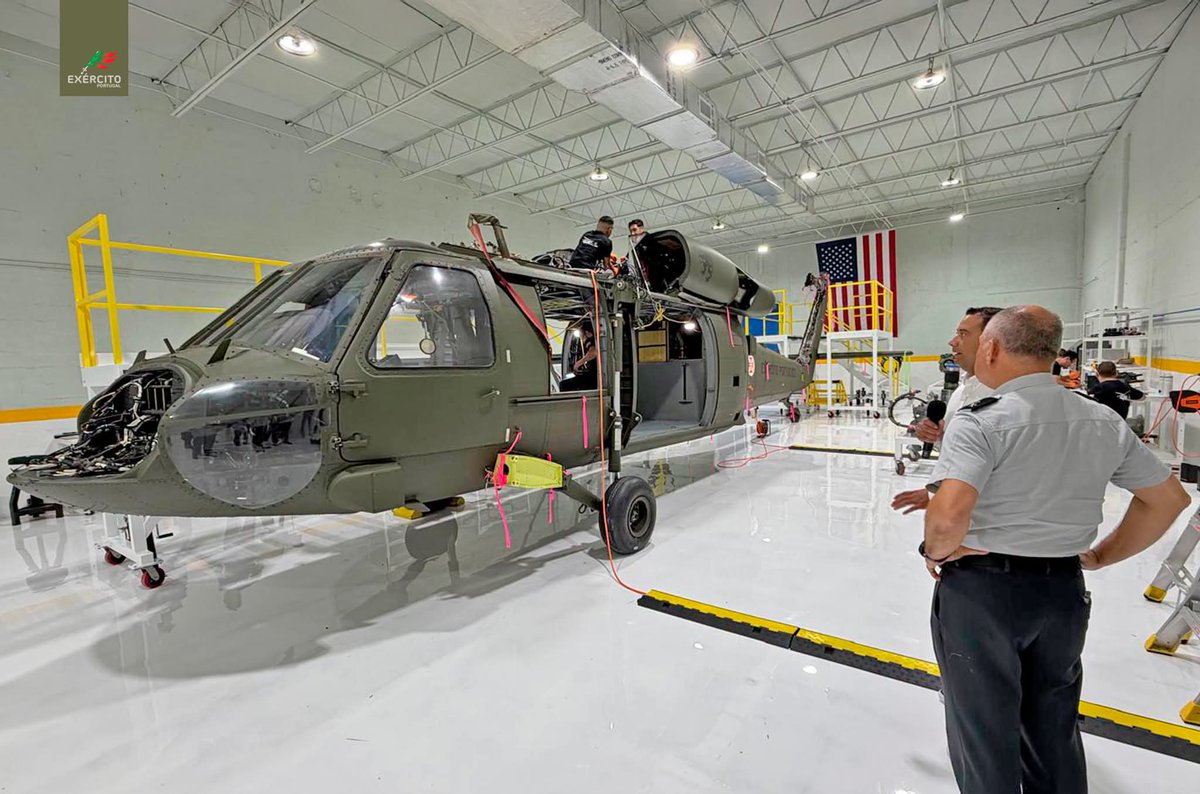Exercito_pt's tweet photo. 🚁 𝐄𝐱é𝐫𝐜𝐢𝐭𝐨 𝐏𝐨𝐫𝐭𝐮𝐠𝐮ê𝐬 𝐫𝐞𝐟𝐨𝐫ç𝐚 𝐩𝐫𝐨𝐧𝐭𝐢𝐝ã𝐨 𝐜𝐨𝐦 𝐡𝐞𝐥𝐢𝐜ó𝐩𝐭𝐞𝐫𝐨𝐬 𝐔𝐇-𝟔𝟎

👉   Em Miami, nos Estados Unidos da América, teve lugar a Cerimónia de Acordo relativo ao Contrato assinado entre a NATO Support and Procurement Agency (NSPA) e a empresa Sahar Group, para a aquisição de helicópteros UH-60 destinados ao Exército Português, no âmbito do Projeto dos Helicópteros de Apoio, Proteção e Evacuação (HAPE),

Desde sempre a honrar Portugal!
#ExércitoPortuguês #Inovação_Modernização  #Potencial_Humano #Cooperação_Internacional #Prontidão