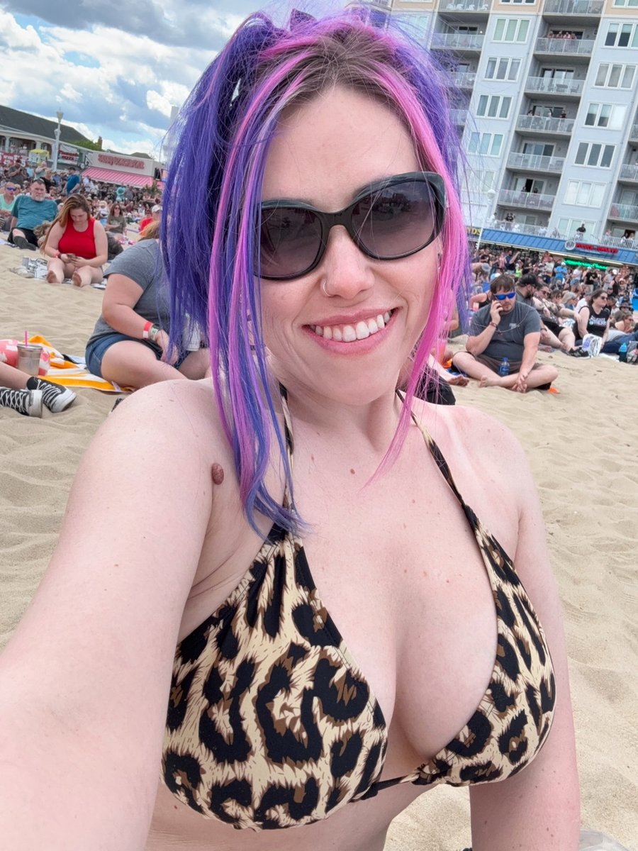 danileigh522's tweet photo. This is your reminder to stay hydrated in excessive heat. 🧊 https://t.co/E2jCugjJO6