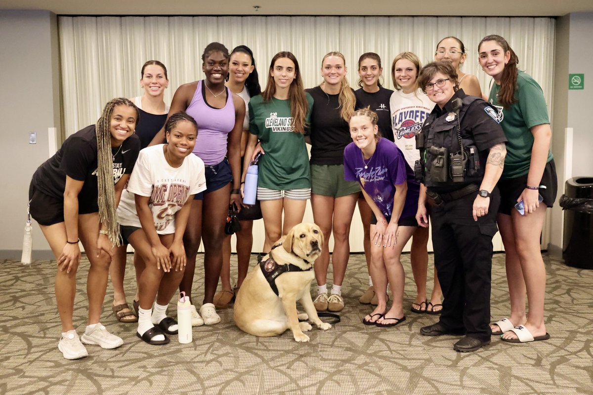 CSU_WBasketball's tweet photo. Thanks for stopping by @CSUpd 

🏀 x 🐶 https://t.co/GeM3l8heSc