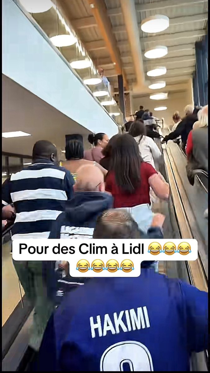 paskiysab's tweet photo. Les bagarres pour les ventilateurs en ce moment Ekie 😆🤣. Vos ventilateurs de l’année dernière sont périmés ? https://t.co/n5eDhGCBkM
