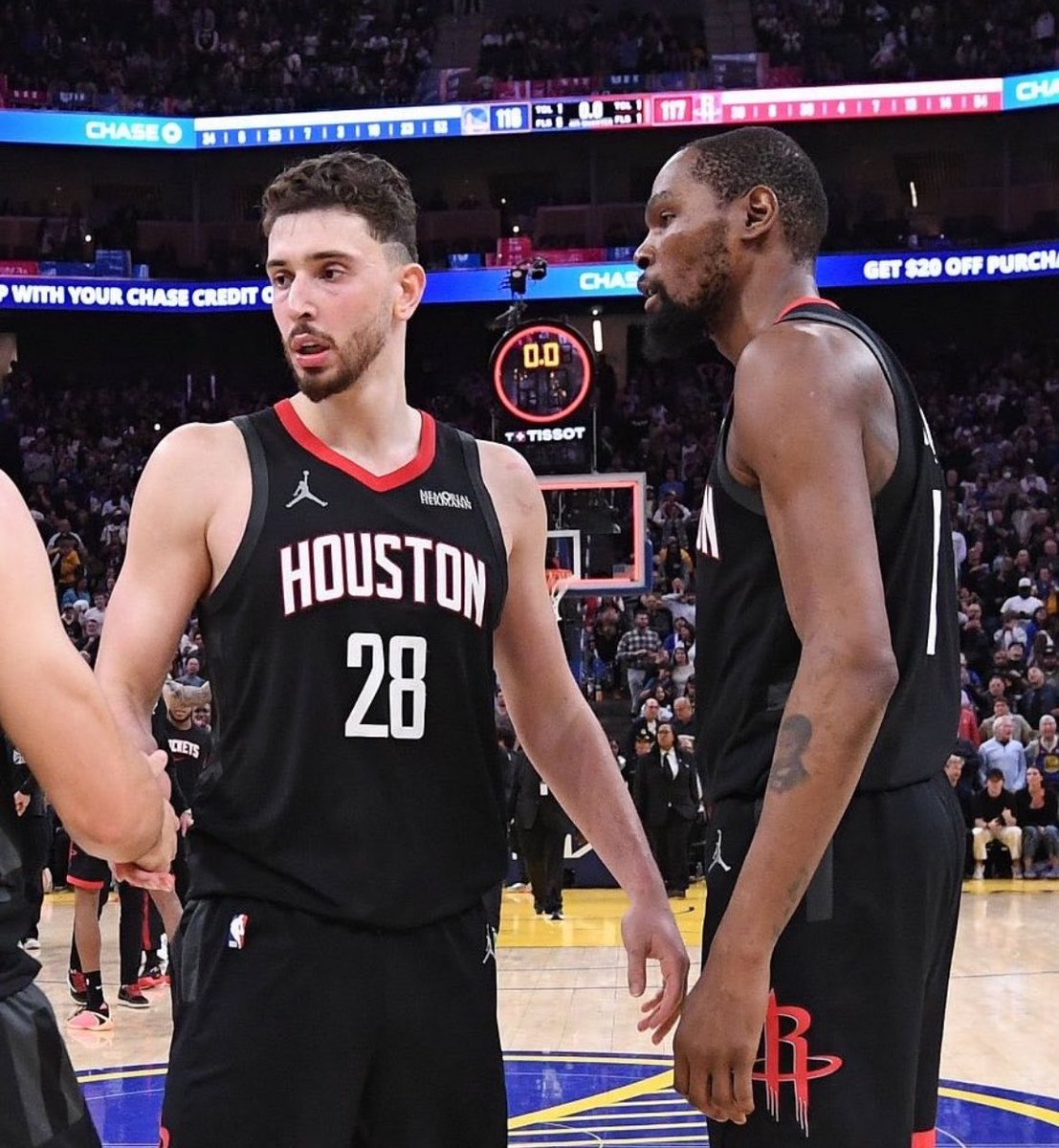 pisounalinha's tweet photo. MEU AMIGO! 👀

Segundo @BrettSiegelNBA, um acordo com os seguintes termos foi discutido:

PISTONS RECEBENDO:
- Kevin Durant

ROCKETS RECEBENDO:
- Jaylen Brown

CELTICS RECEBENDO:
- Alperen Sengun

O acordo teria VÁRIAS PICKS de Draft discutidas e mais coisas, mas Houston decidiu não avançar com isso.