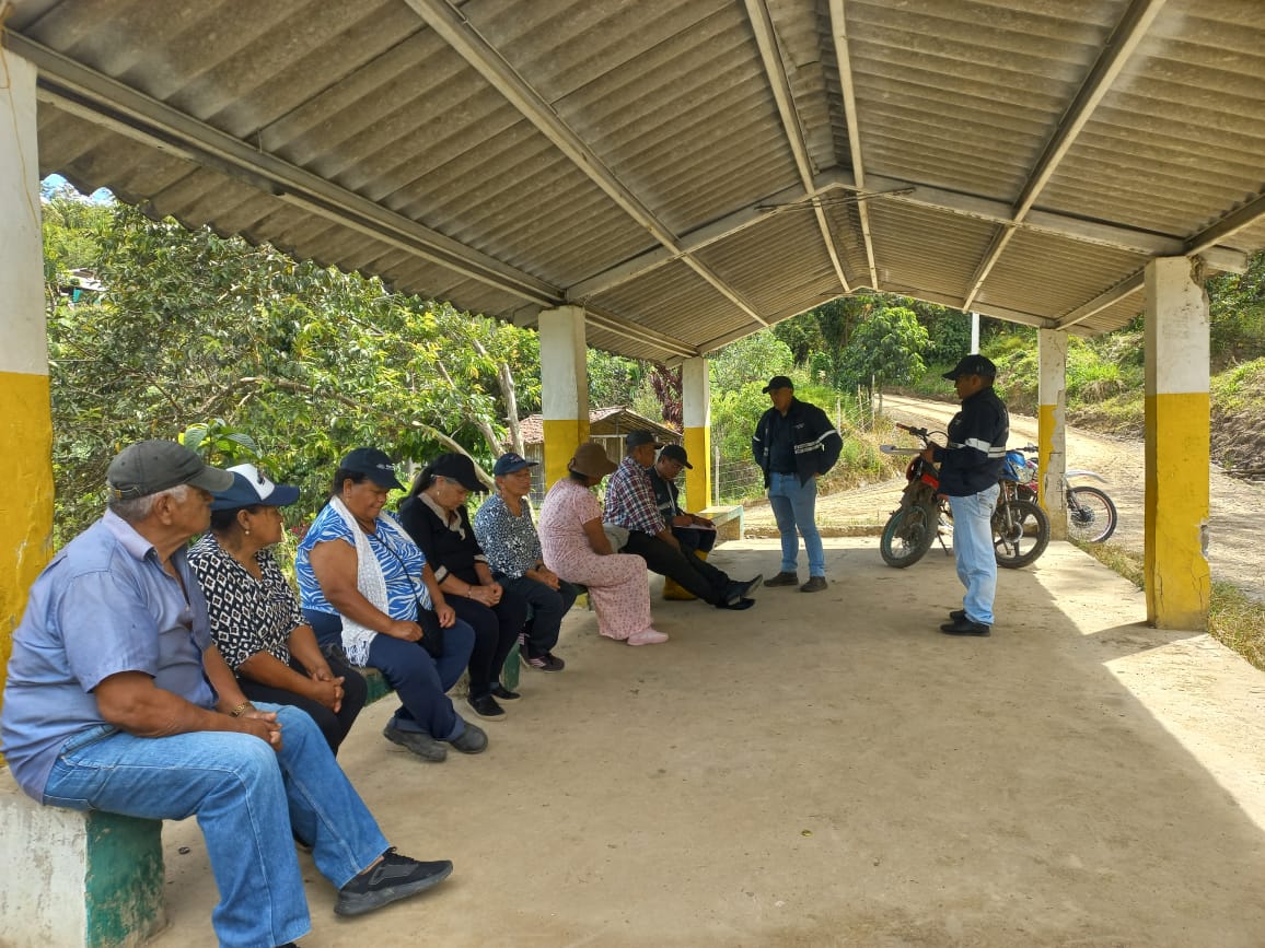 AgrocalidadZ1's tweet photo. #Carchi | Registramos a productores de café de la REDCAFC en las parroquias Jijón y Caamaño y Goaltal, de la provincia del Carchi, con el objetivo de cumplir con los requerimientos de los mercados internacionales.
#CertificamosCalidad https://t.co/L0pG2FoA7G