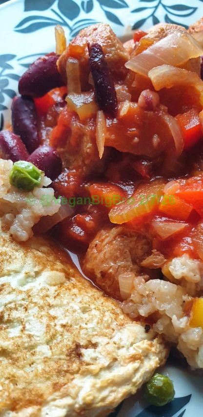 VeganBigBro's tweet photo. What was on the #vegan plate tonight?
Chilli Non-Carne over Vegetable Fried Rice, served with Ikea 'Gånglåt' shredded potato pancakes.
#VeganForTheAnimals #ItsEasy2bVegan #VeganFood #Vegan4Life #SvenskaVeganer #KeepDeathOffThePlate #HomeCooking #Vegaani https://t.co/HTfn0jXWCJ