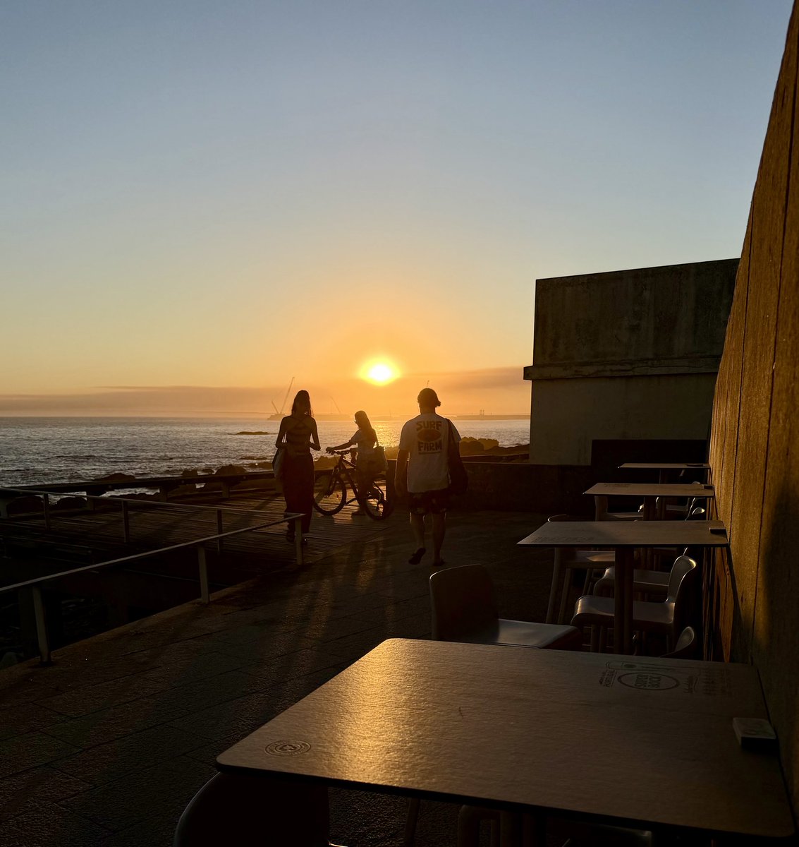 _TeresaPires's tweet photo. Pela FozâĶ
Sim, um privilÃĐgio morar por aqui.
#iBar #Porto #sunset #friends #streetphotography https://t.co/2vg2Ufx3b8