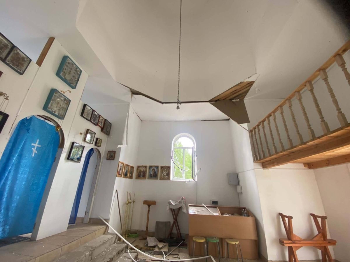 News_UOC's tweet photo. 😢Sts Peter and Paul Church was damaged by a Russian drone attack upon Snovsk, Chernihiv region.

It is noted that Russian troops hit the territory of a local graveyard, where the church is located.
🔗Details, more photos: https://t.co/7x67FGDljK
#UOC #Orthodox #Christian #Christianity #ChristianFaith #Christians #faith #ReligiousNews #attack #drone #UAV #drones #graveyard #Church #damage #buildings #Chernihiv #Ukraine #UkraineInvasion #UkraineConflict #ukrainewarreport #war #conflict #hostilities #international #news #Ukrainian #premises #windows #basement #entry #dome #parish #CommunityCare #community #help #aid #priest