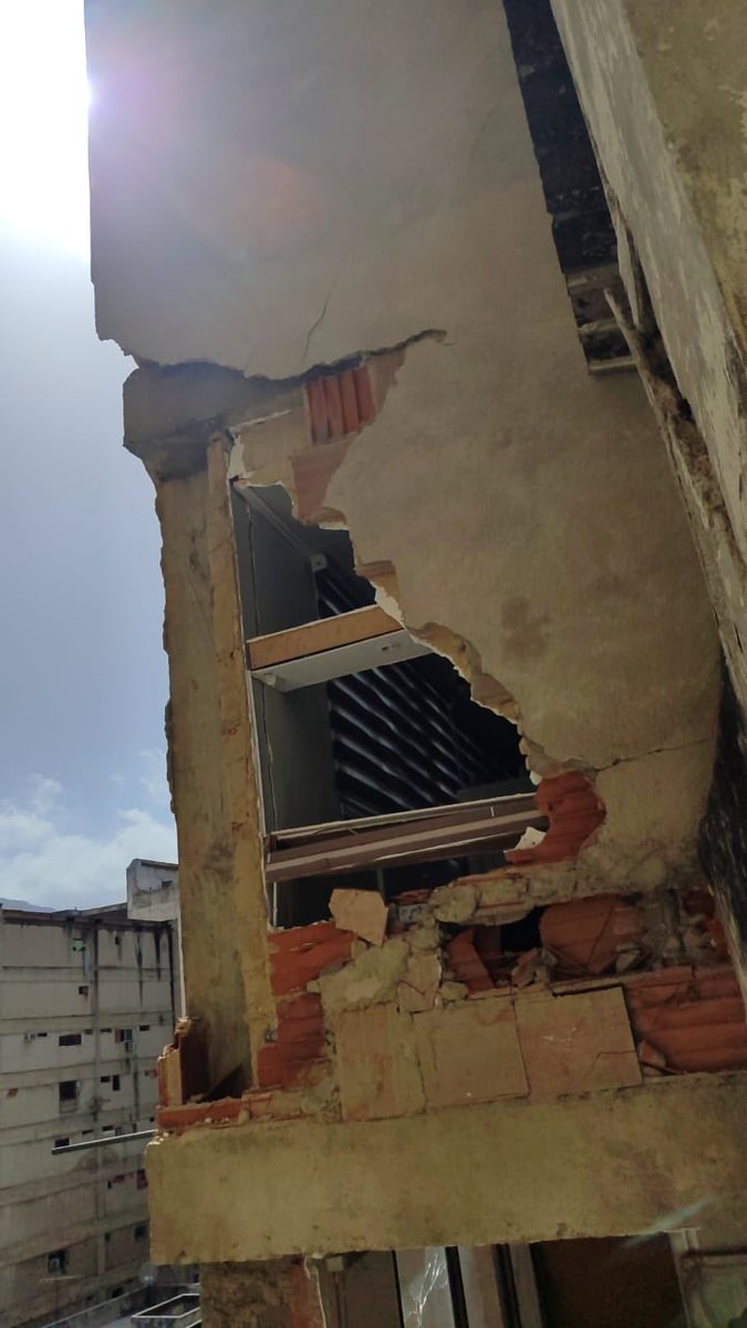 williamsdavila's tweet photo. Douglas Bruzual vecino del edificio Karam me pidió ayer en la visita que yo estaba haciendo en los edificios de la Misión Vivienda cerca del Nuevo Circo, esta colaboración,  de publicar estas fotos de dicho edificio que está en la Avenida Urdaneta a una cuadra del CICPC.

Exige que las autoridades del interinato hagan una evaluación técnica del edificio para  estar seguro de su habitabilidad.
