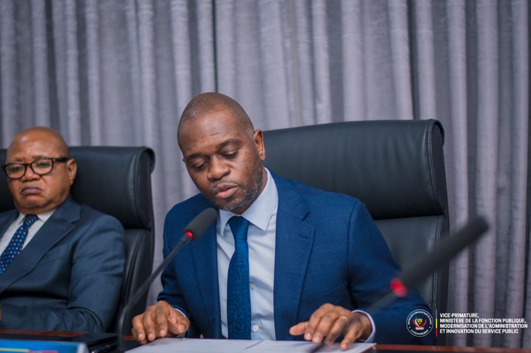 FP_RDC's tweet photo. #Réformes | Le Secrétariat Général de la Primature dispose désormais de ses cadres et structures organiques.
Le VPM Jean-Pierre @LihauEbua a procédé ce jeudi 02 juillet 2026, à la remise officielle de cet important outil de gouvernance au Directeur de Cabinet de S.E. Madame la Première Ministre, M. Mickael Lukoki.

Cette dotation s’inscrit dans la dynamique de modernisation de l’Administration Publique engagée par le Gouvernement. Elle permettra au Secrétariat Général de la Primature de disposer d’une organisation administrative rationalisée, d’une meilleure répartition des emplois et d’un fonctionnement davantage axé sur la performance et l’efficacité.

#FonctionPubliqueRDC #Réformes  @PrimatureRDC  #AdministrationPublique #Modernisation