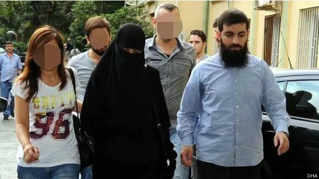 simerazzi's tweet photo. Işid yöneticisi olma suçlamasıyla gözaltına alınan şahıs da böyle girdi emniyete. Demek ki Deniz daha tehlikeli. Yersen https://t.co/ht3IsiBaZM