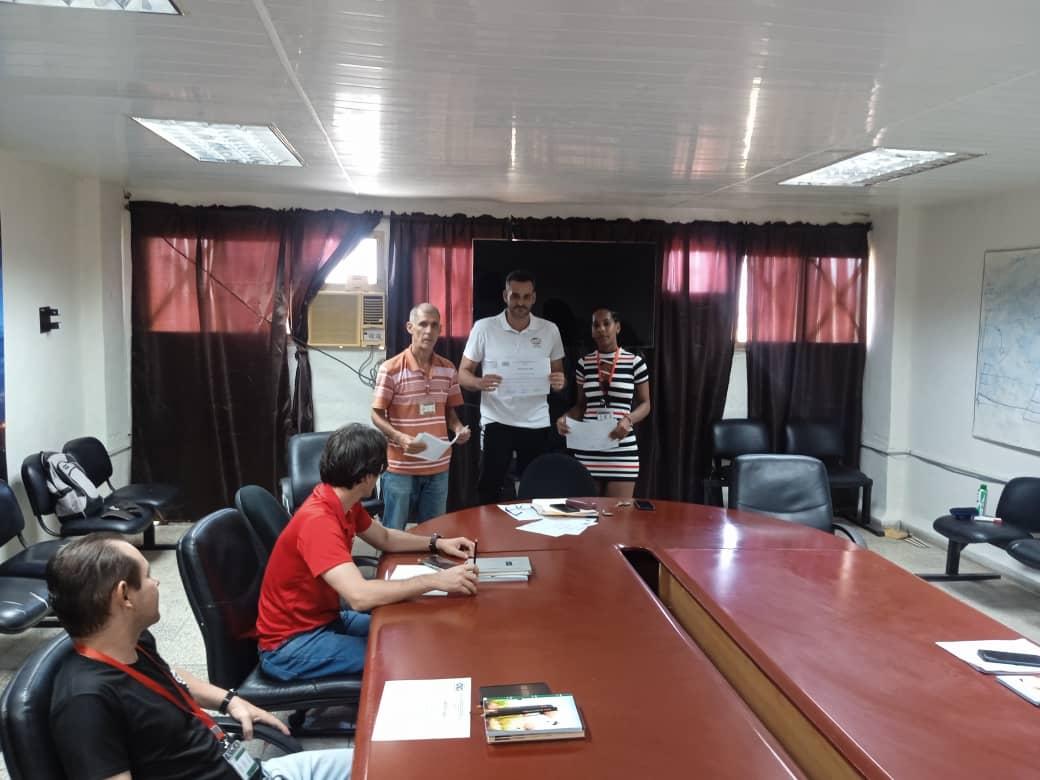 RefineraCienfu1's tweet photo. La Refinería Cienfuegos S.A. acogió el curso de Diseño y Montaje de Sistemas Fotovoltaicos, impartido por el Centro Nacional de Certificación Industrial. Participaron trabajadores de AIT y Eléctrica, guiados por los profesores Ricardo López y Ubaldo Díaz. https://t.co/TvVqOQ3HVc