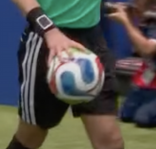 FootballCliches's tweet photo. King move from the ref here, fewer finer footballing feelings https://t.co/DDswOOvxOG