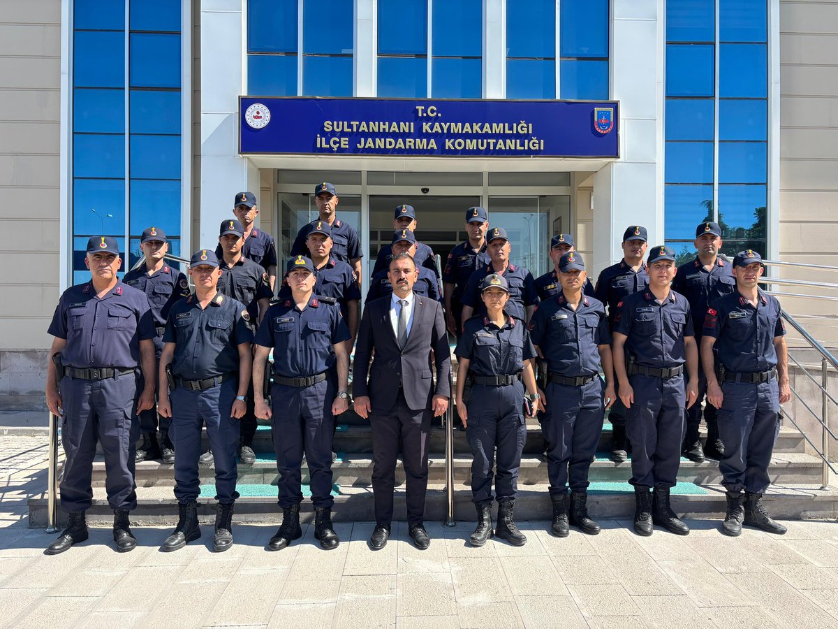 TC_sultanhani's tweet photo. Kaymakamımız Sn. Bilal GÖKSUN, veda ziyaretleri kapsamında İlçe Jandarma Komutanlığını ziyaret ederek jandarma personelimizle bir araya geldi. https://t.co/VmPkKMaoJZ