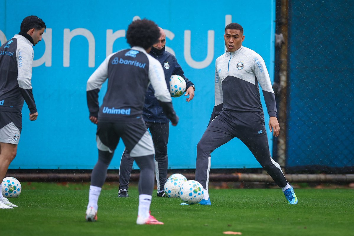 Gremio's tweet photo. Foco no trabalho e olho no próximo desafio! 🇪🇪⚽ Mais um dia de trabalho intenso visando os desafios do segundo semestre. Bora conferir os cliques da manhã chuvosa de atividades no CT Luiz Carvalho. 

📸 Lucas Uebel | Grêmio FBPA

Leia em https://t.co/SuyC0AVYRS https://t.co/bTGbYZTWDP