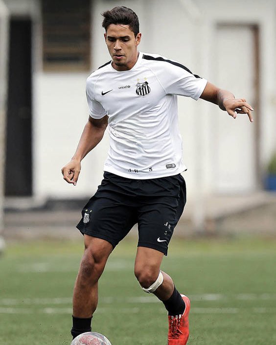 SantosFC's tweet photo. FELIZ ANIVERSÁRIO, LUCAS VERÍSSIMO! ⚪⚫

205 jogos com o #MantoSagrado e uma história no Santos que voltou a ser escrita em 2026. O #MeninoDaVila Lucas Veríssimo completa 31 anos nesta quinta! Uma trajetória que começou lá atrás, em 2013, quando o zagueiro tinha 18 anos. A estreia no profissional aconteceu em 2016 e, logo no ano seguinte, ganhou destaque, assumindo a titularidade na zaga santista.

Desde o retorno, nesta temporada, já defendeu o Peixão em 17 partidas, tornando-se um dos pilares defensivos da equipe, além de um dos líderes do elenco. Saudações Alvinegras, meu zagueiro!