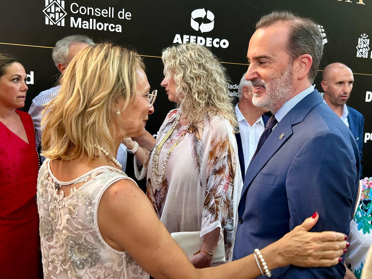 ParlamentIB's tweet photo. El president Gabriel Le Senne (@glesenne), ha assistit a la Gala del Comerç de Mallorca 2026, organitzada per @PIMECOmll i @AFEDECO.
A l’acte s’ha reconegut la trajectòria i contribució d'autònoms, petits i mitjans empresaris al desenvolupament econòmic i comercial de Mallorca. https://t.co/smmOpvNcWN