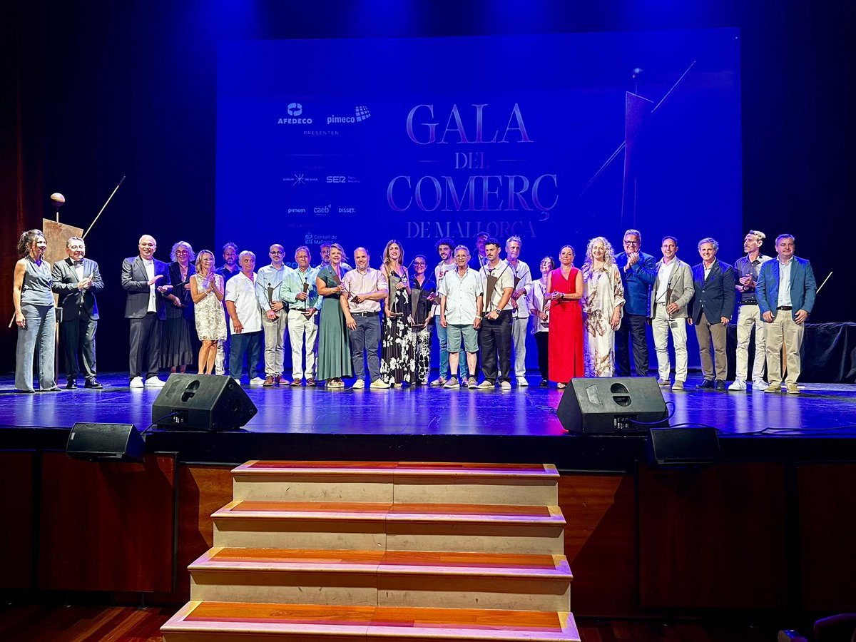 ParlamentIB's tweet photo. El president Gabriel Le Senne (@glesenne), ha assistit a la Gala del Comerç de Mallorca 2026, organitzada per @PIMECOmll i @AFEDECO.
A l’acte s’ha reconegut la trajectòria i contribució d'autònoms, petits i mitjans empresaris al desenvolupament econòmic i comercial de Mallorca. https://t.co/smmOpvNcWN