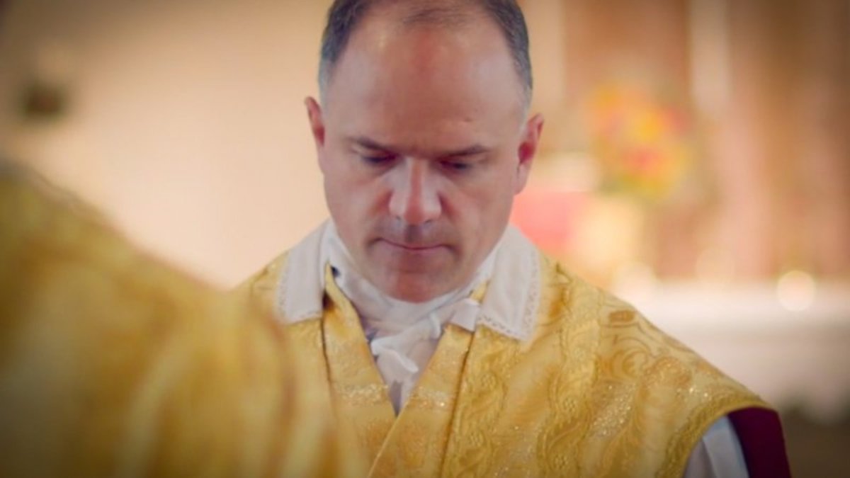 HermesNery2's tweet photo. O decreto do Dicastério para a Doutrina da Fé, assinado pelo cardeal Víctor Manuel Fernández, declara que as consagrações episcopais realizadas pela Fraternidade Sacerdotal São Pio X constituíram um ato de natureza cismática e, por isso, acarretaram as penas previstas pelo direito canônico. Paralelamente, o Vaticano publicou orientações para sacerdotes e leigos que desejem regressar à plena comunhão, estabelecendo determinadas condições para esse retorno.

Para muitos católicos ligados à tradição litúrgica, essas medidas foram recebidas com profunda perplexidade. Depois de décadas de tentativas de aproximação iniciadas sobretudo durante o pontificado de Bento XVI, esperava-se que prevalecesse uma estratégia de reconciliação gradual. Em vez disso, o decreto foi um encerramento abrupto daquele processo, reacendendo divisões que pareciam estar sendo lentamente superadas.

As exigências para o retorno à comunhão parecem ultrapassar a mera aceitação da autoridade do Romano Pontífice e alcançam também determinadas interpretações do Concílio Vaticano II e do magistério recente. Isso cria a impressão de que já não basta professar a fé católica tradicional e reconhecer a autoridade do Papa; seria necessário também aderir a determinadas formulações teológicas cuja interpretação continua sendo objeto de debate entre estudiosos.

Sob essa ótica, tais exigências representam uma inversão histórica em relação ao antigo Juramento Antimodernista, instituído por São Pio X em 1910. Enquanto aquele juramento procurava proteger a Igreja contra interpretações consideradas incompatíveis com a tradição doutrinal, as novas exigências tendem a restringir justamente aqueles que desejam enfatizar a continuidade com o magistério anterior ao Concílio Vaticano II.

Outra consequência possível é o aumento do sentimento de marginalização entre comunidades tradicionais que permaneceram em plena comunhão com Roma. Mesmo grupos que jamais romperam com a Sé Apostólica podem interpretar o episódio como um sinal de que a valorização da liturgia tradicional e de determinadas correntes teológicas passou a ser vista com maior suspeita, o que pode ampliar a desconfiança entre fiéis e autoridades eclesiásticas. O cenário não poderia ser mais devastador, com desdobramentos mais preocupantes sobre o processo de dissolvição da identidade católica, que os chamados tradicionalistas procuraram até então resistir para preservar as riquezas litúrgicas, doutrinais e espirituais da Igreja, que consideram patrimônio irrenunciável do catolicismo.

Também existe o risco de fortalecer precisamente os setores mais resistentes ao diálogo. Quando um processo de reconciliação parece tornar-se mais difícil, grupos já inclinados ao isolamento podem sentir-se confirmados em sua percepção de que não existe espaço para suas preocupações dentro das estruturas ordinárias da Igreja. Em vez de favorecer a integração, medidas disciplinares podem, em alguns casos, consolidar posições já radicalizadas.

Do ponto de vista pastoral, a situação representa um contraste marcante com a linha desenvolvida por Bento XVI. O Summorum Pontificum buscava reduzir tensões, reconhecendo um lugar legítimo para a liturgia tradicional dentro da vida da Igreja. O novo cenário pode enfraquecer esse esforço de reconciliação e reabrir feridas que pareciam em processo de cicatrização.

Outro desdobramento possível diz respeito ao debate sobre a liberdade de pesquisa teológica e a interpretação da tradição. Se determinados posicionamentos teológicos passarem a ser percebidos como incompatíveis com a plena comunhão, alguns estudiosos receiam que diminua o espaço para discussões acadêmicas sobre temas como liberdade religiosa, ecumenismo, colegialidade episcopal e hermenêutica do Concílio Vaticano II, ainda que esses debates tenham acompanhado a vida da Igreja por décadas.

Ao mesmo tempo, a decisão do Vaticano pode produzir um efeito paradoxal: ampliar o interesse de muitos católicos pela tradição litúrgica e doutrinal. A história da Igreja mostra que momentos de tensão despertam um renovado estudo dos documentos do magistério, da patrística e da história dos concílios. Assim, mesmo entre fiéis sem vínculo com a Fraternidade São Pio X, o episódio pode incentivar uma reflexão mais profunda sobre continuidade, reforma e autoridade na Igreja.

O tristíssimo episódio representa um dos momentos mais delicados das últimas décadas nas relações entre Roma e a Fraternidade São Pio X. O desafio consiste em preservar a unidade sem transformar divergências teológicas em barreiras praticamente intransponíveis para a reconciliação. Para a Santa Sé, por outro lado, a prioridade declarada é reafirmar a comunhão e a autoridade do Romano Pontífice após um ato considerado cismático. O modo como essas duas preocupações serão equilibradas poderá influenciar por muitos anos o relacionamento entre Roma, os fiéis ligados à tradição e as diversas sensibilidades presentes na Igreja.