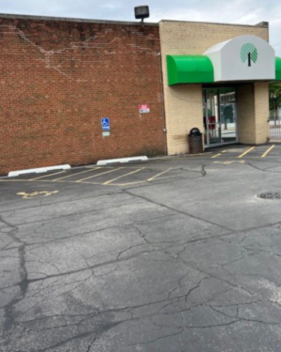 MokenaLotClean's tweet photo. A clean exterior helps create a memorable first impression for those getting ahead of holiday weekend shopping.
#curbappeal #parkinglotmaintenance #walkwaymaintenance #sidewalksweeping #propertyupkeep #groundsmaintenance #propertymanagementservices #littercleanup #portering #outdoormaintenance