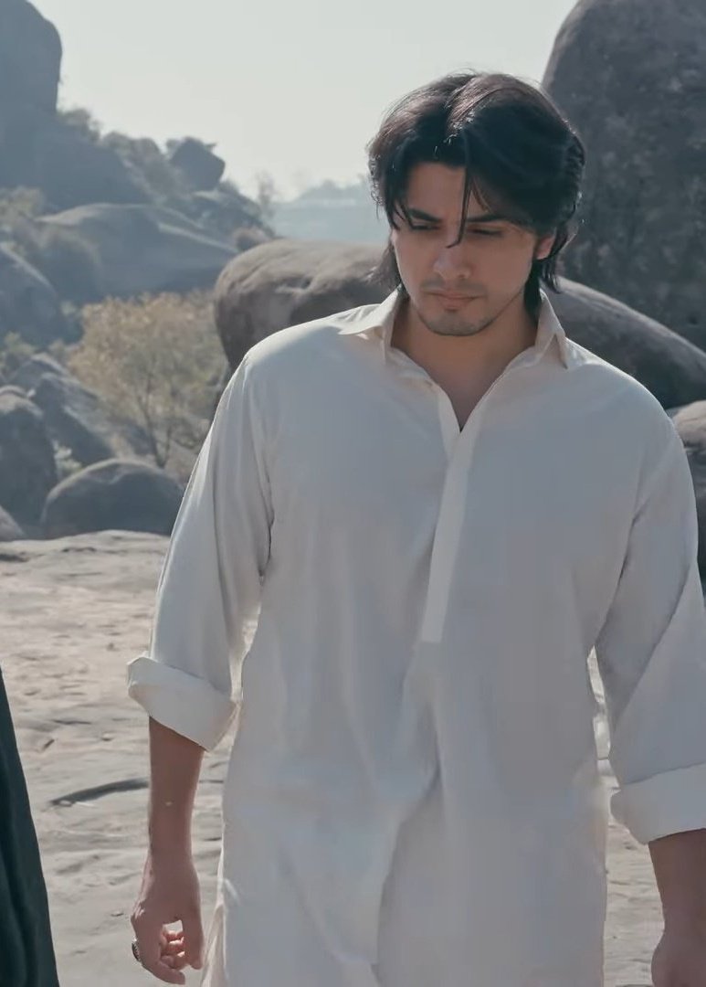 thomitus_'s tweet photo. me ??????? obsessed ???????? with sarbuland khan ???????? yes.
~ #Zanjeerain • #Sarbiya ~ https://t.co/EhWmnxcq3T