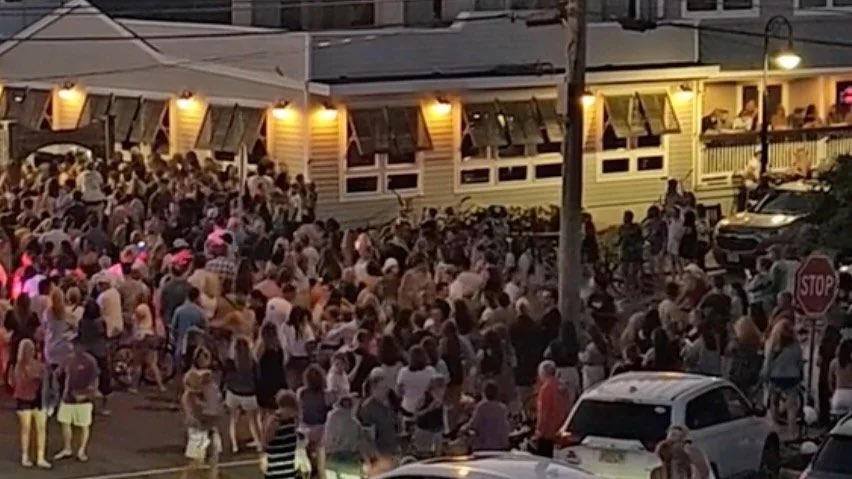 fireplaceashes's tweet photo. because this is what happened when she went to her friends wedding and people found out she was there. there is no other celebrity this is happening to on this level. https://t.co/ZbcTw6hwmg