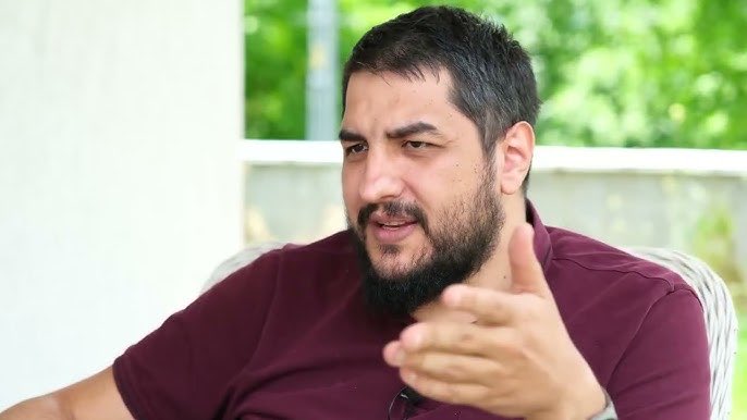 gundem7x24's tweet photo. Altay Cem Meriç:

Senin de benim de hiçbir hak ve özgürlüğümüz indimde, Allah'tan ve Kur'andan daha fazla hürmete layık değil.

Bunlarla dalga geçmene sessiz kalıp hürmet duymamamız için hiçbir şeye hürmet hissimizin kalmaması lazım. O halde senin hak ve özgürlüklerine hürmet edilmesinden banane ? Bunu niye umursayalım? 

Sen en fazla hürmet duyduğum şey hakkında gebeş gebeş konuşabiliyorsan, senin hürmetin ayaklar altında çiğnense -ki çiğnenmeli- en fazla 'sert bir şaka olmuş ama çok komikti' deriz.