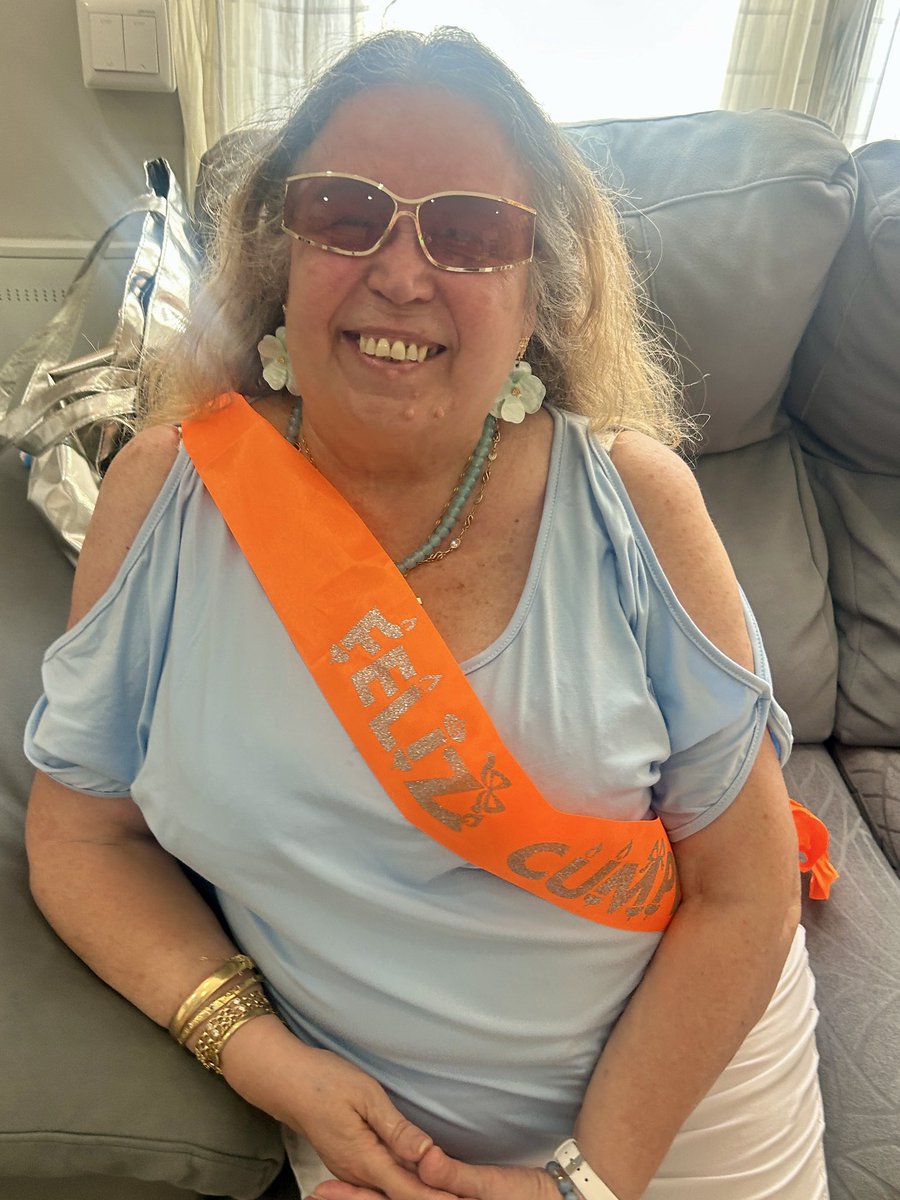 JM_Kichi's tweet photo. A mi madre. La q me dio la vida y me sigue enseñando a ser quien soy. La q me quiere, pero me riñe. La que nos cuida y nos guarda. 
Hoy cumple 75 veranos, todos ellos llenos de arte, amor y sabiduría. 
Tes quiero Añita! 😘 https://t.co/Ken1kWdBjS
