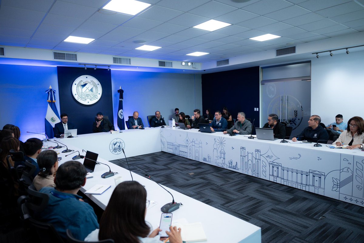 alcaldia_ss's tweet photo. El Alcalde @marioduran sostuvo un encuentro con rectores y representantes de las universidades del municipio para impulsar la iniciativa “Sívar Verde Campus”, una alianza que promoverá una cultura de limpieza, responsabilidad y cuidado de los espacios públicos. https://t.co/P32QH6hS43