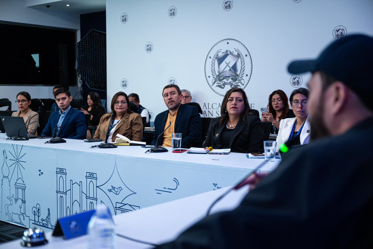 alcaldia_ss's tweet photo. La unión entre la Alcaldía, las universidades y la ciudadanía demuestra que, trabajando juntos, seguimos construyendo una capital más limpia. 

Los buenos salvadoreños no ensucian. https://t.co/S4ey9atB4M