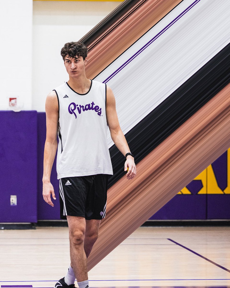ecubasketball's tweet photo. Hoopin🏴‍☠️🏀

#GoPirates https://t.co/q6iIrX7mXC