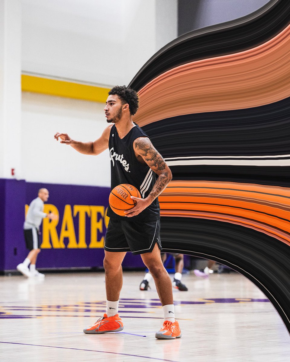 ecubasketball's tweet photo. Hoopin🏴‍☠️🏀

#GoPirates https://t.co/q6iIrX7mXC