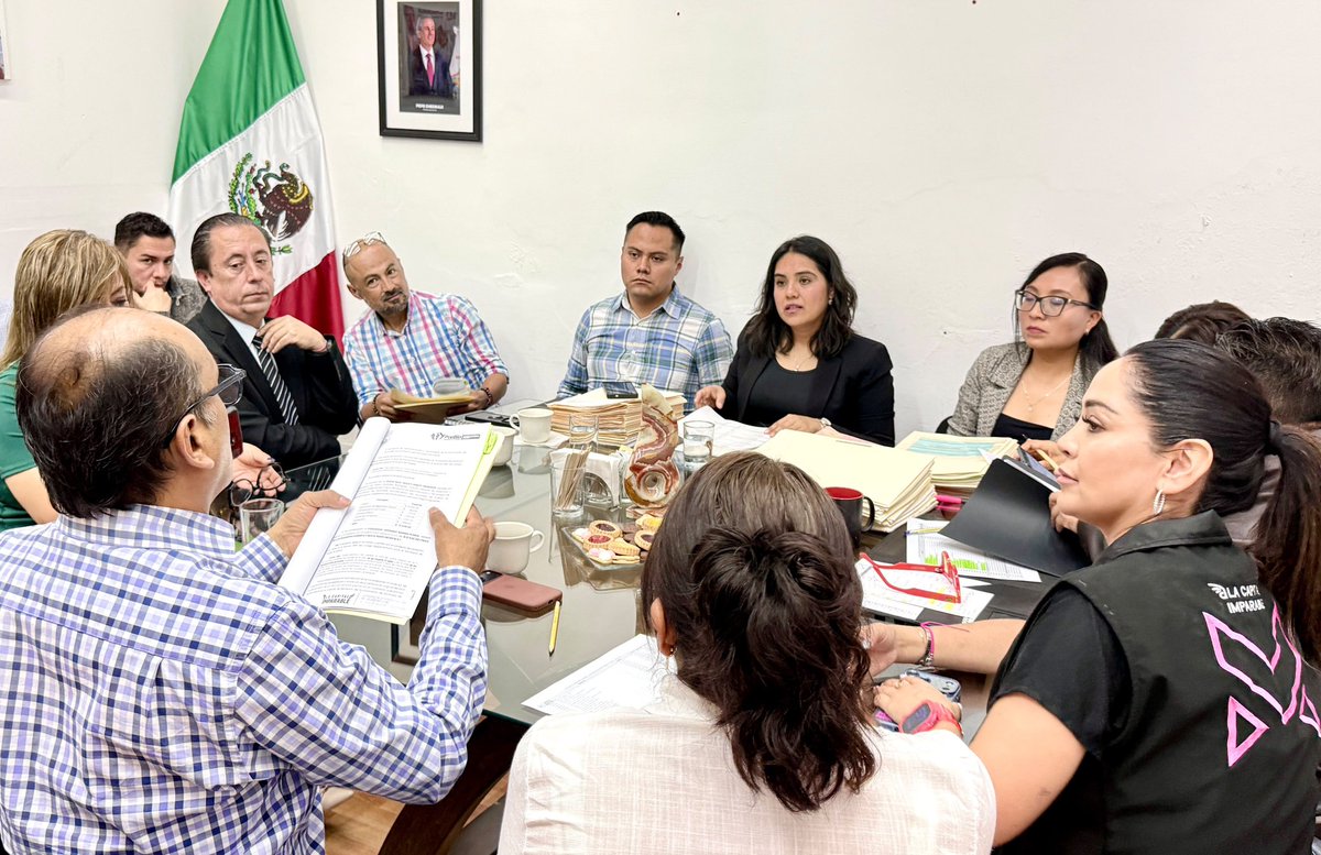 RegidoresPue's tweet photo. El regidor @AyalaPako presidió una mesa de trabajo del Comité Técnico de Pensiones junto a su homóloga, @MarcelaMonV. El encuentro tuvo como objetivo dar continuidad a los procesos sobre jubilaciones, pensiones y pagos por extinción. https://t.co/tlG1pEL3mH