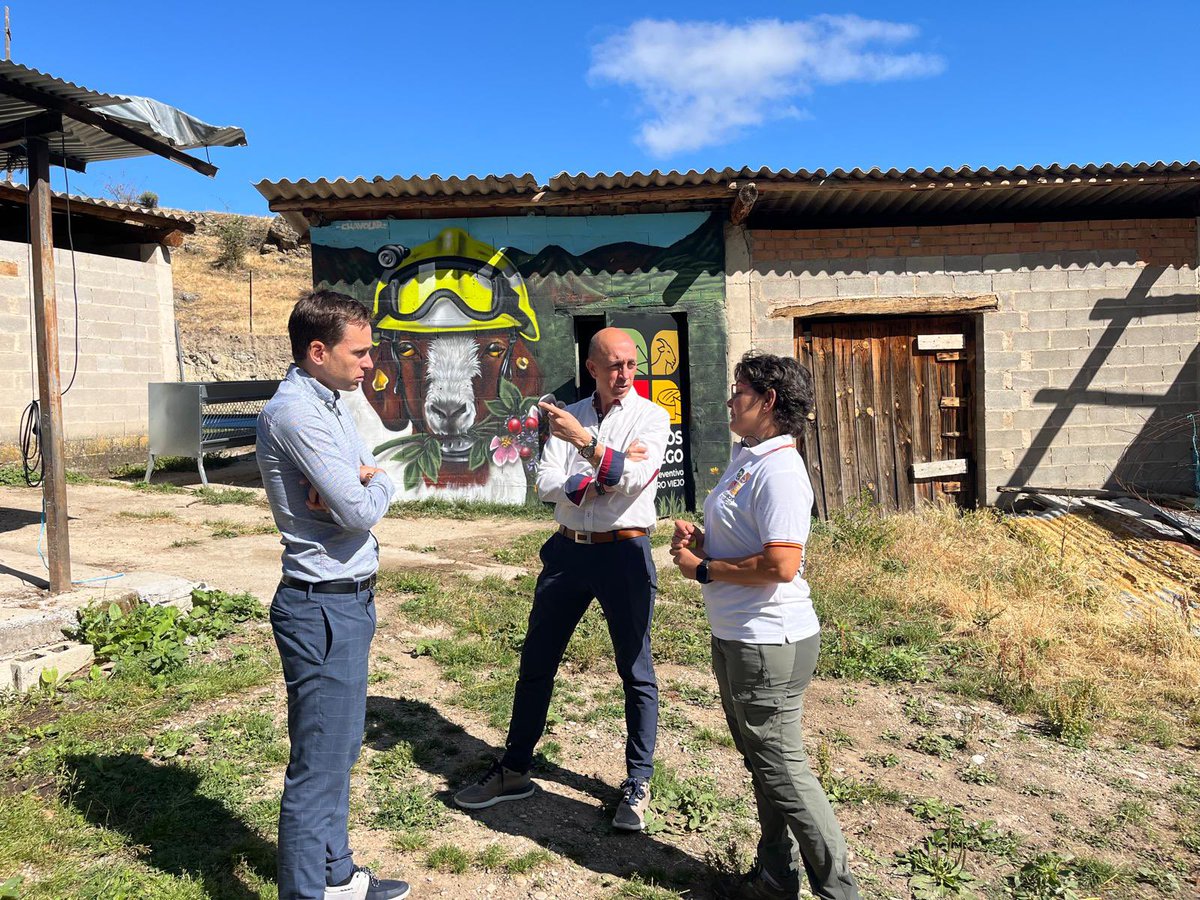 daniosesr's tweet photo. 🐐 El proyecto emblemático “Rebaños de fuego” pone en valor la ganadería tradicional y contribuye a la reducción de masa forestal inflamable en el Camero Viejo contribuyendo a la prevención de incendios. https://t.co/aTBdWYtuMv