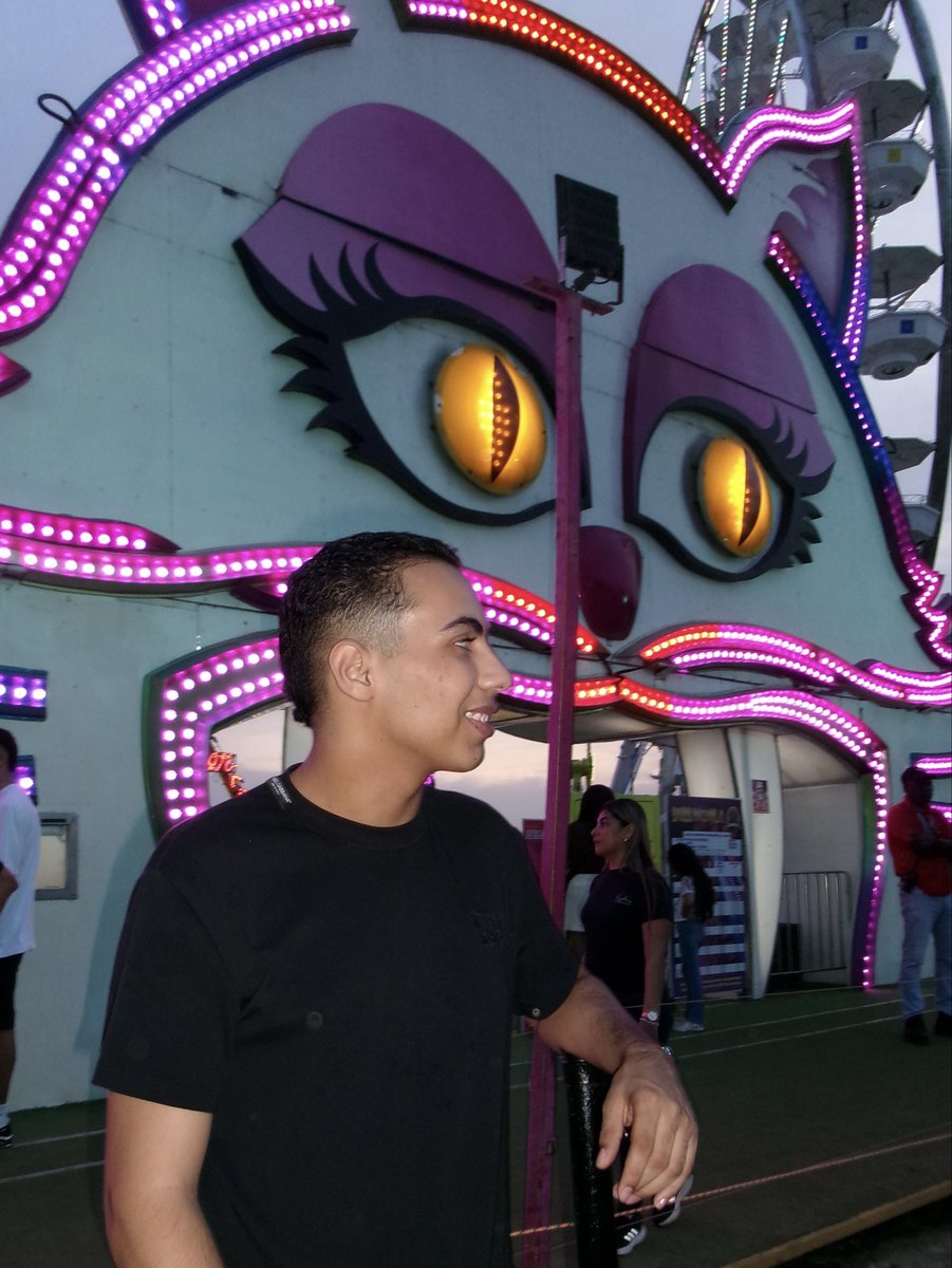 Jesubr1's tweet photo. Parque de diversiones 🎠🎡💫 https://t.co/jChjY8dp6D