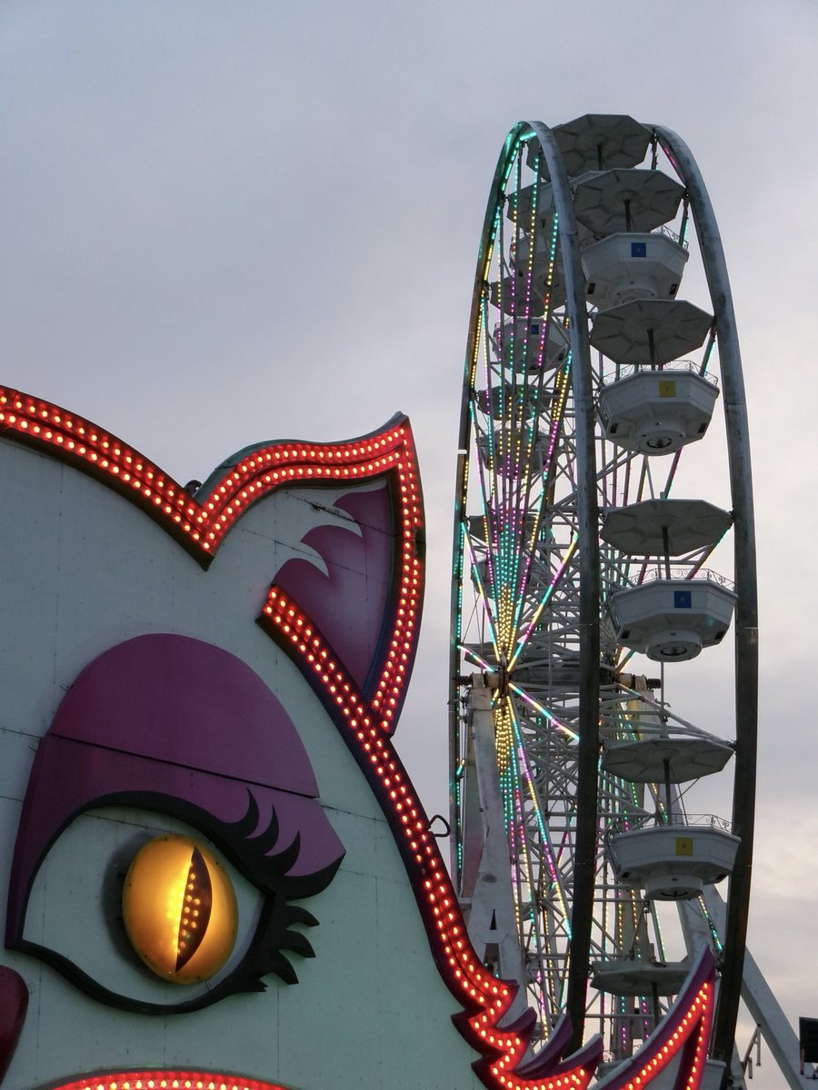 Jesubr1's tweet photo. Parque de diversiones 🎠🎡💫 https://t.co/jChjY8dp6D