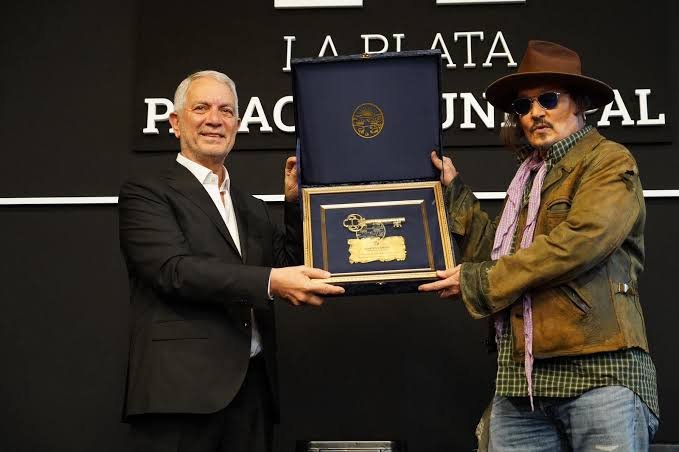 Vtaedii's tweet photo. Ser Huésped de Honor de la ciudad de La Plata no significa que el Presidente les vaya a entregar un reconocimiento. Es una distinción otorgada por las autoridades locales, no por el Gobierno nacional.

Ej Johnny Depp: https://t.co/qBXk3ySY8y