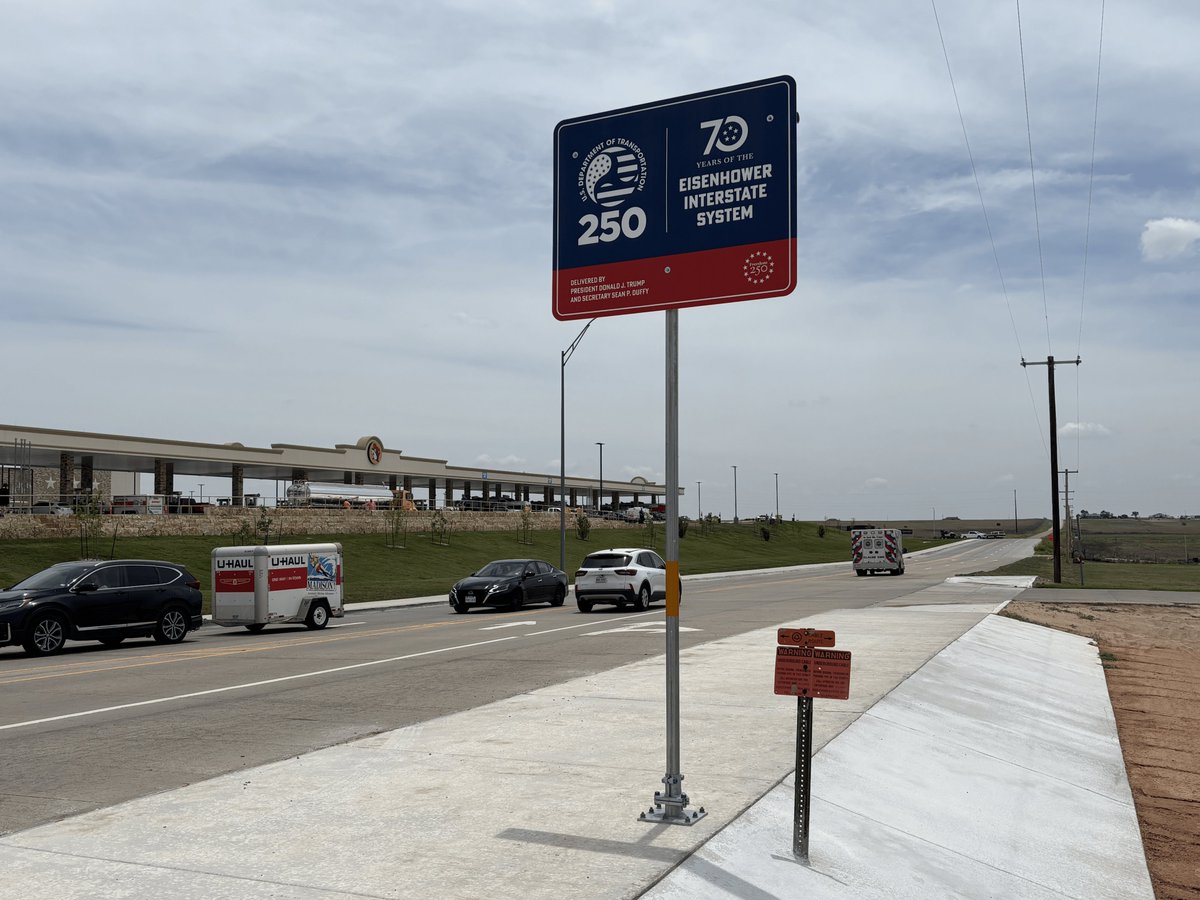 TxDOTAmarillo's tweet photo. CELEBRATING USA'S 250th ANNIVERSARY! 🥳

Check out the commemorative signs, celebrating the USA's 250th anniversary that TxDOT crews set up on I-40 at the Travel Information Center and Texas state line! 🇺🇸 🇺🇸 🇺🇸

Happy 250th anniversary USA! 😎

#TxDOT #America250 https://t.co/fdYYQJijzT