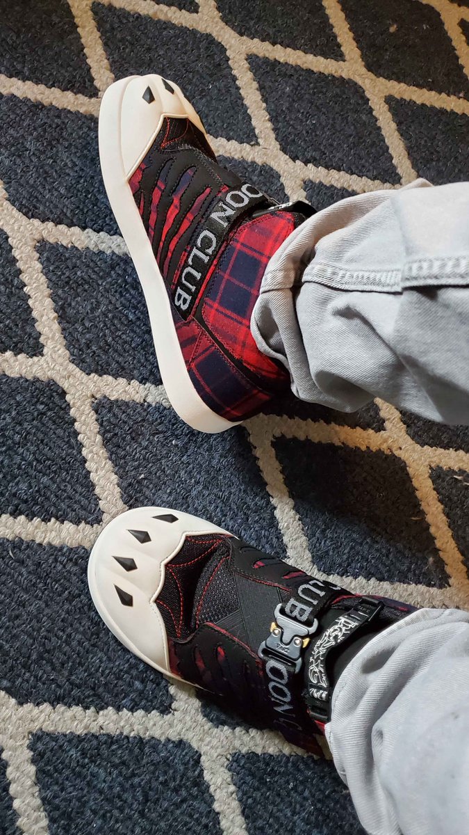 CoboldFox's tweet photo. My werewolf shoes from V-Art finally came! https://t.co/7e2wj1syav