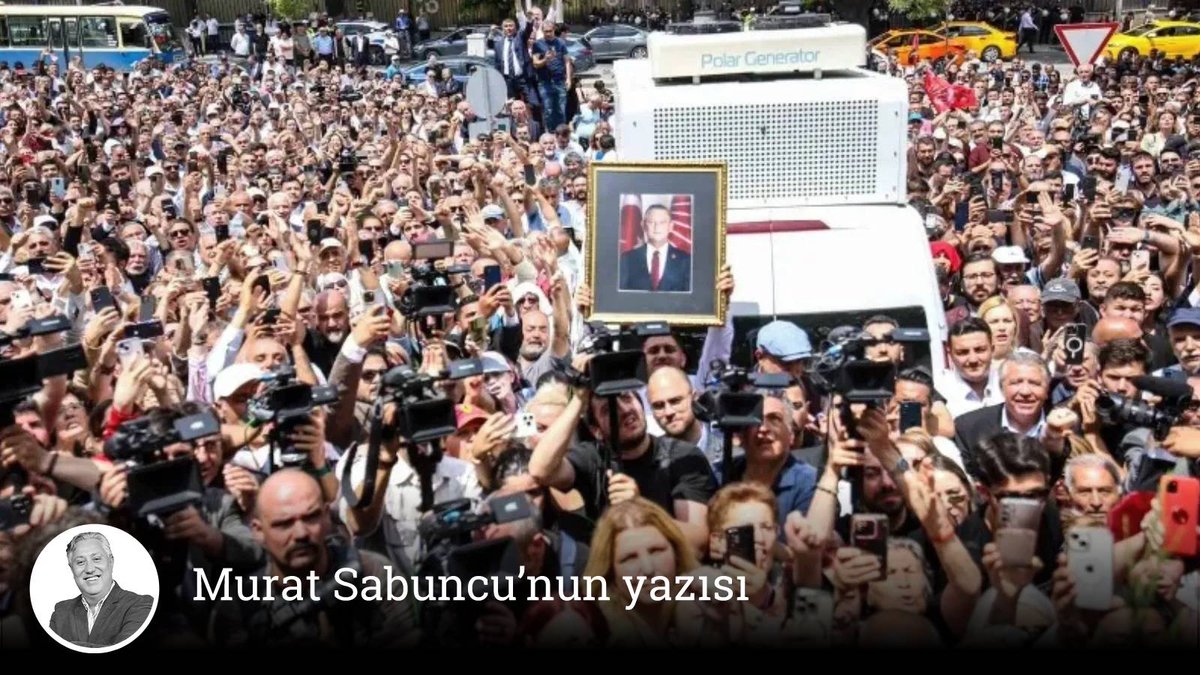 t24comtr's tweet photo. ✍️ Murat Sabuncu yazdı:

🔴 Seçilmiş CHP’li vekillerin dokunulmazlıkları ‘fiilen’ kalktı mı; 10 yıl sonra başka parti, aynı yazı…

📌 2016 yılında henüz dokunulmazlıklar kaldırılmamışken, HDP’li eş başkanların ve vekillerin Diyarbakır’dan Cizre’ye giderken yolda durdurulmalarına, geçişlerine izin verilmeyişine gazeteci olarak şahitlik etmiştim. O gün yazdığım gazetede köşeme attığım başlık “HDP’li vekillerin dokunulmazlığı fiilen kalkmış durumda” idi. Dün İBB davasında mahkeme başkanının CHP’li vekile kullandığı ‘soytarılık yapma’ fiiline baktığımda, bir süredir konuşulan ‘9 Temmuz sonrası muhalefetteki kimi isimlerin dosyaların Komisyon’a oradan genel kurula getirebilme’ söylentilerini düşündüğümde, benzer bir sürecin yaşanma ihtimalinden endişe ediyorum

https://t.co/Zwk3bzQ2MU