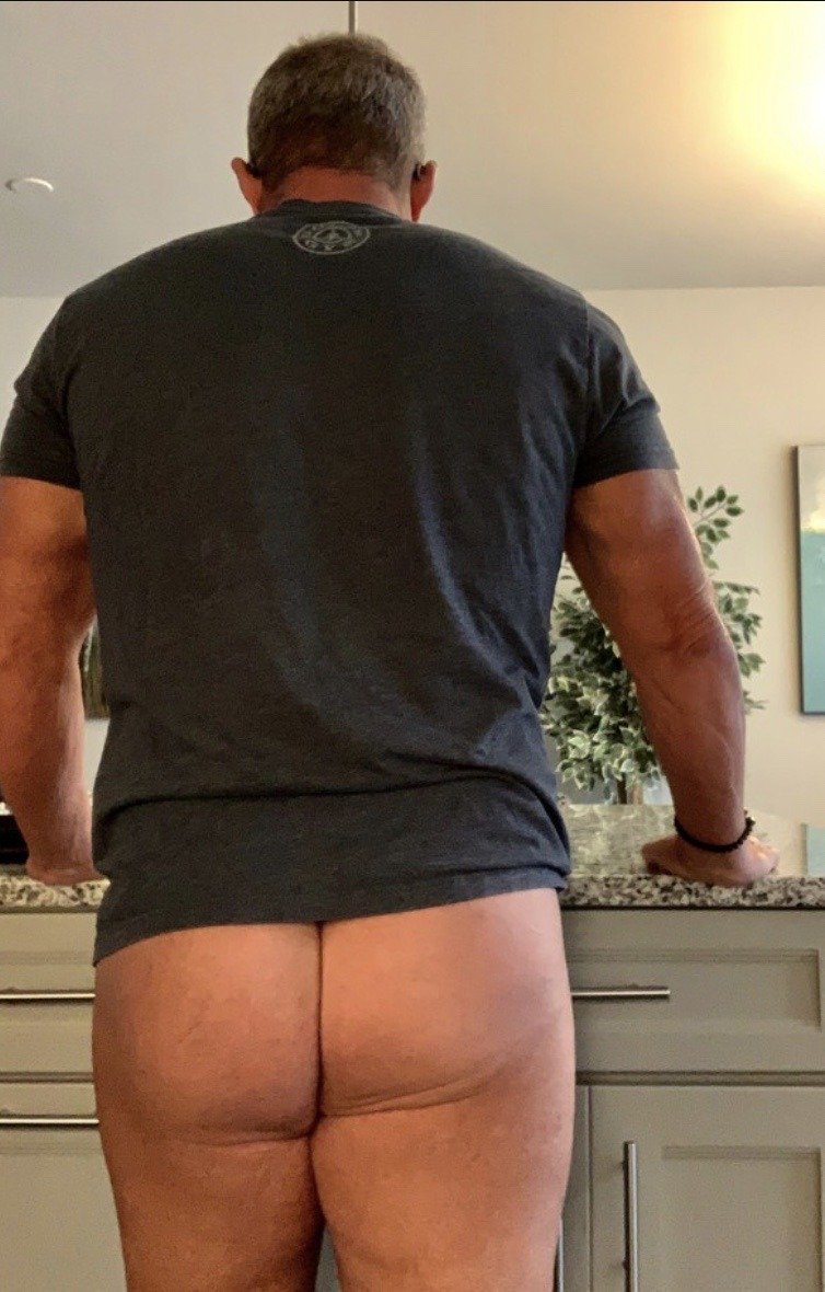 XNT7007's tweet photo. Such a hot dad ass. Who is he?? More pics in comments 🤤 DM me if you have more of him. https://t.co/0fl6q3ZNyd