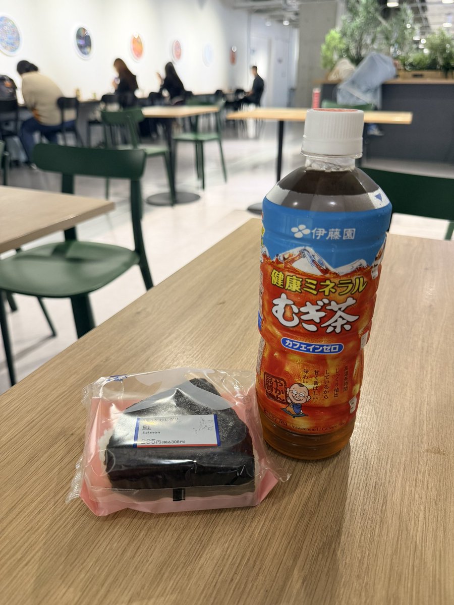 andy37927's tweet photo. 成田空港で軽く朝メシ1回目♪ #おにぎり https://t.co/hBp3gcMHZh